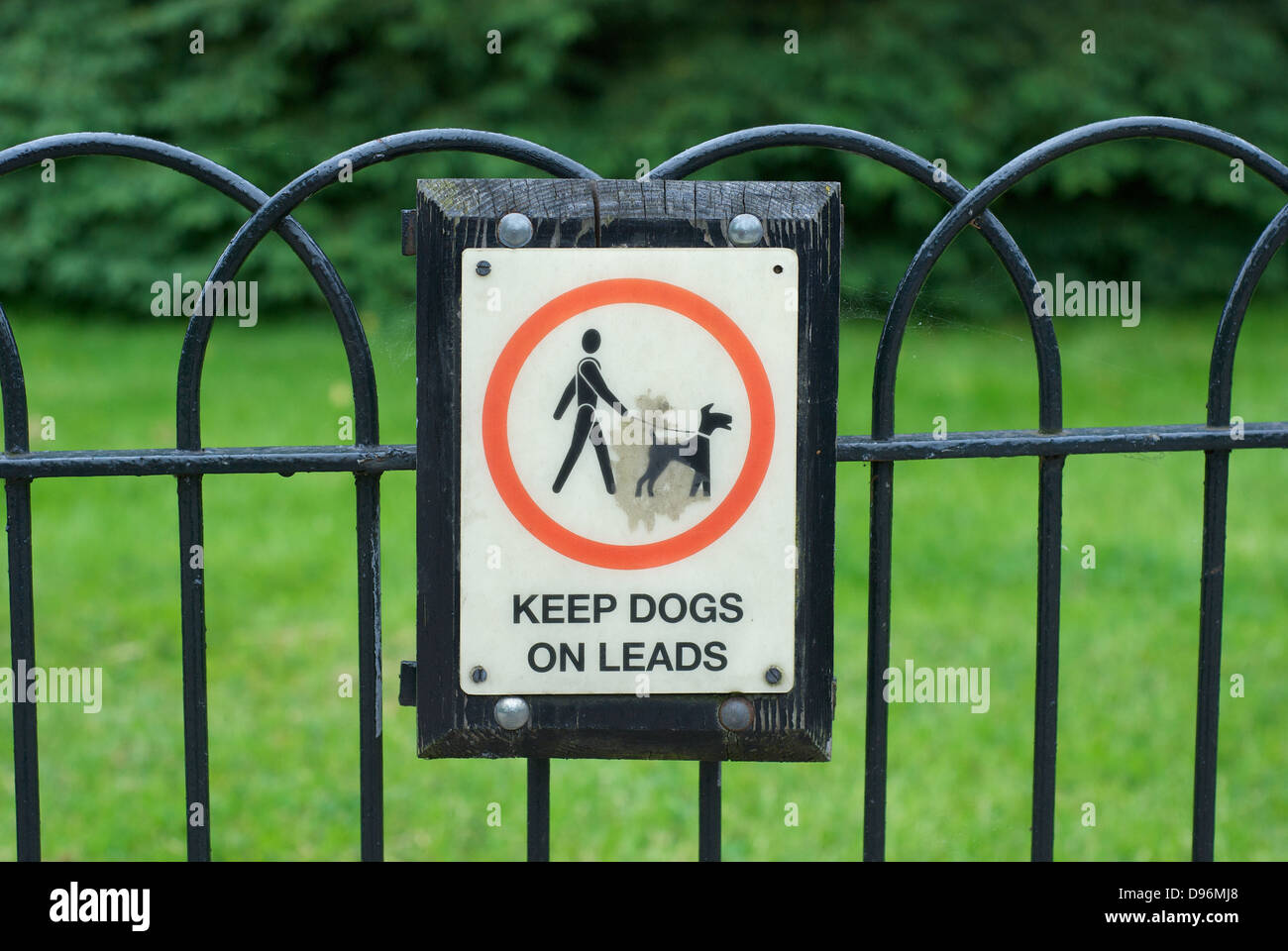 A keep dogs on leads sign in regent's park london Stock Photo Alamy
