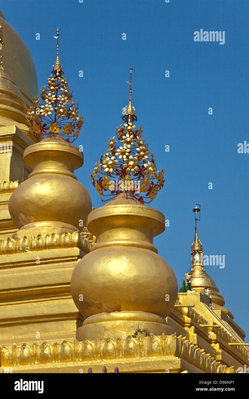 Corner detail of the KUTHODAW PAYA which houses 729 marble slabs of the Tripitaka know as the world biggest book - MANDALAY, MYA Stock Photo