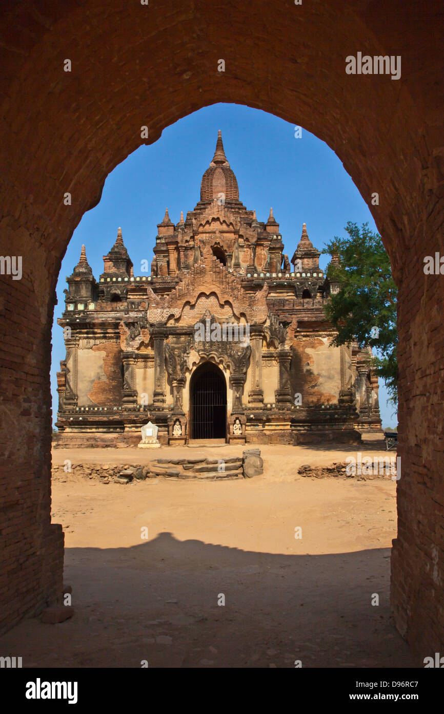 TAYOK PYI PAYA through an archway - BAGAN, MYANMAR Stock Photo