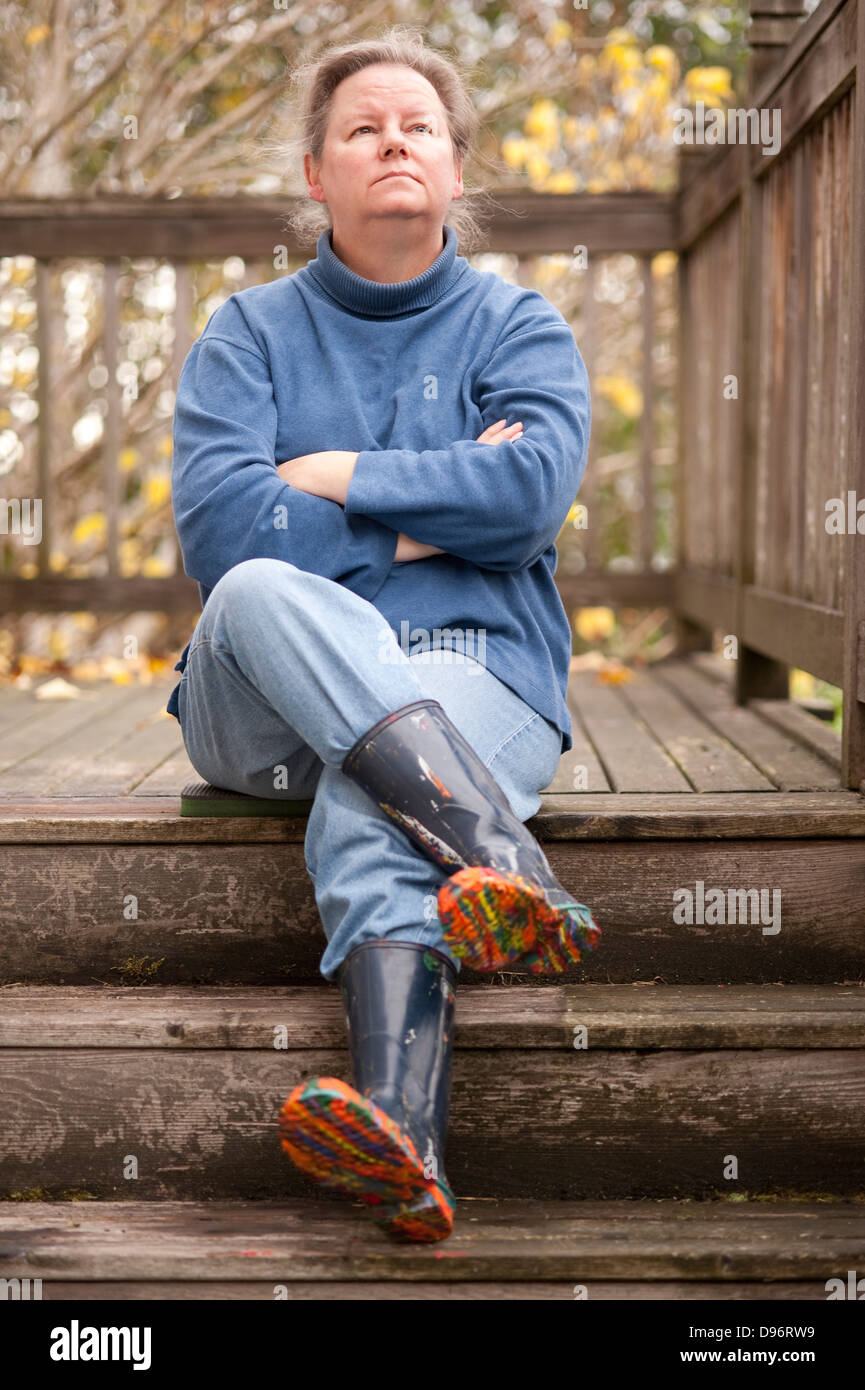 Woman sitting on steps hi-res stock photography and images - Alamy