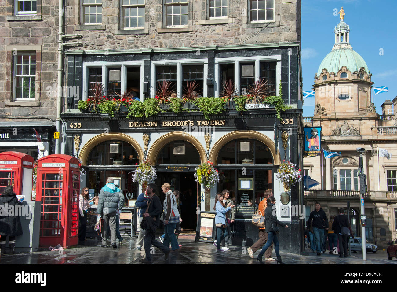 Pub and Bank, Edinburgh, Lothian, Scotland, Great Britain, Europe, Pub und Bank, Edinburg, Lothian, Schottland, Grossbritannien, Stock Photo