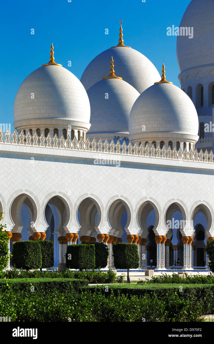 Sheikh Zayed Grand Mosque, Abu Dhabi is the largest in the UAE and the ...