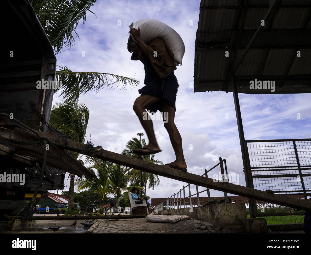 June 12, 2013 - Yangon, Union of Myanmar - Steverdores unload rice ...