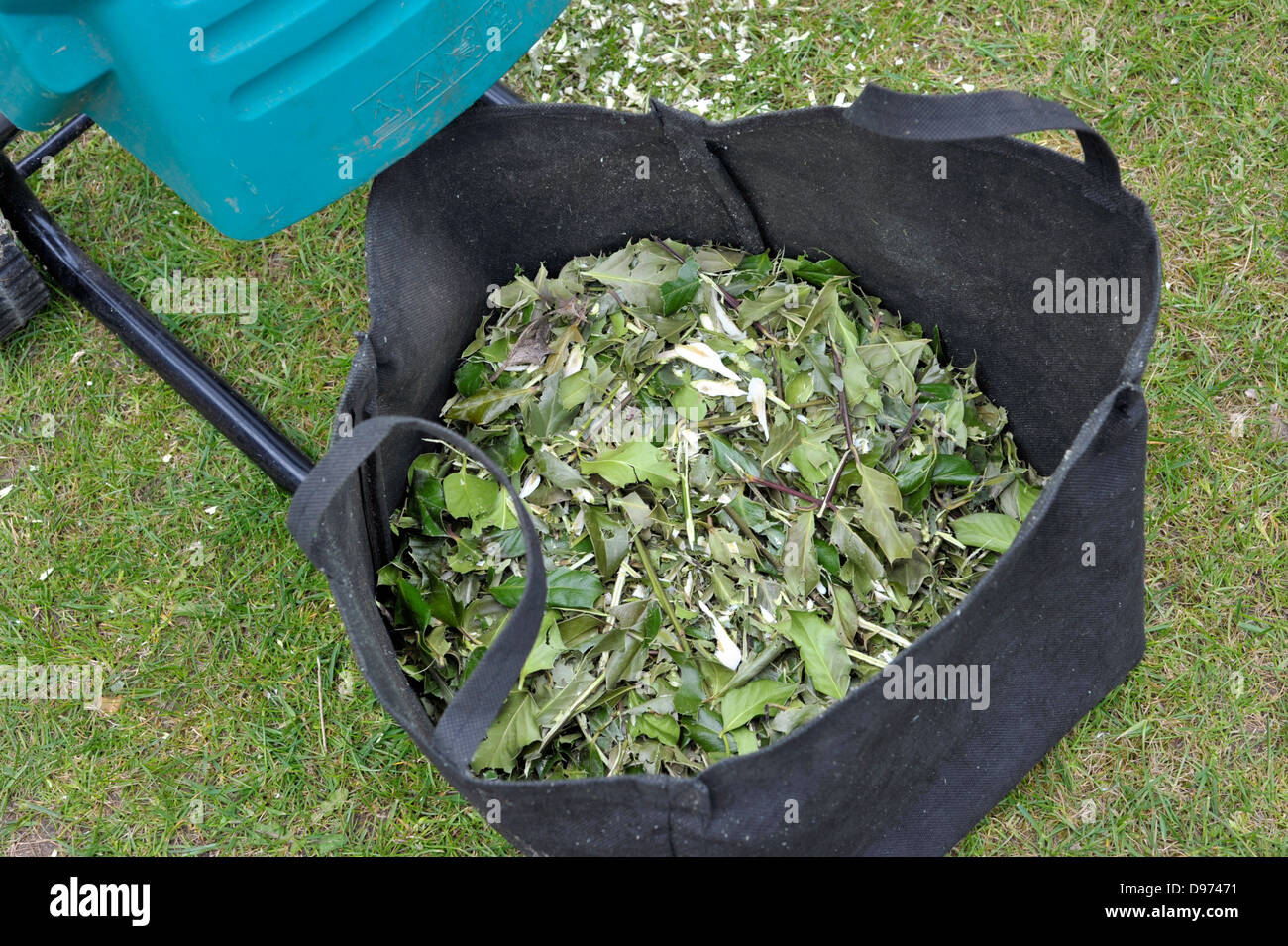 Измельчитель веток bosch. Измельчитель для мульчи. Садовый измельчитель мульч-2. Садовая дробилка шредер мобильная. Садовый измельчитель мульча.