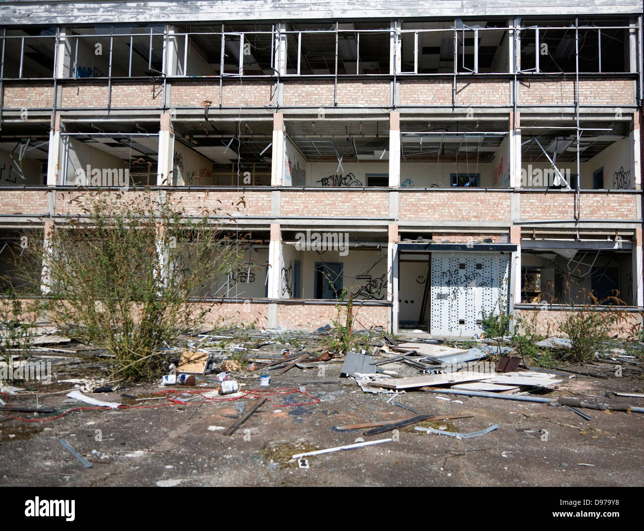 deindustrialisation-and-dereliction-of-industrial-buildings-at-brantham-D979Y8.jpg