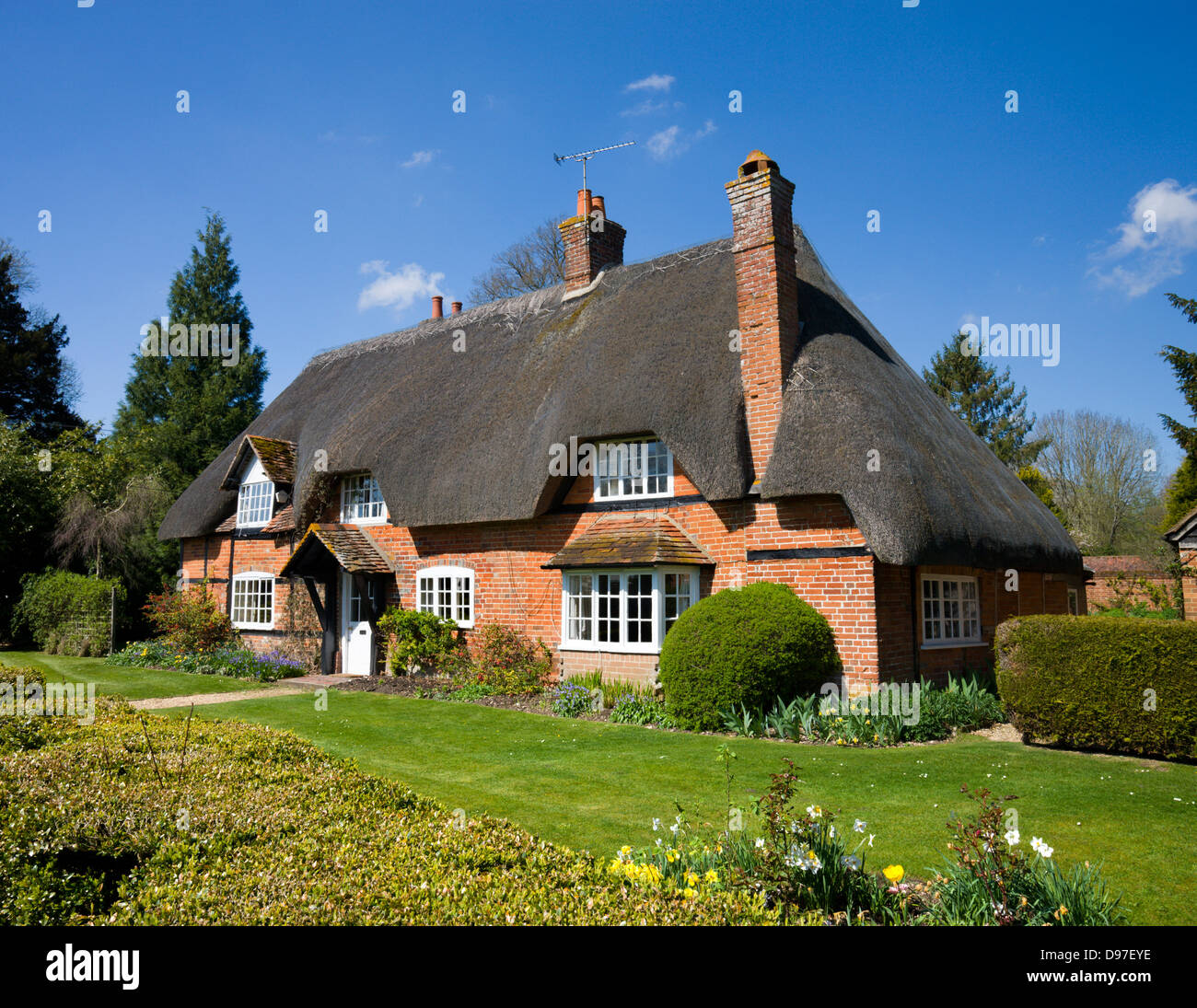 Pretty thatched cottage in the Hampshire village of Longparish