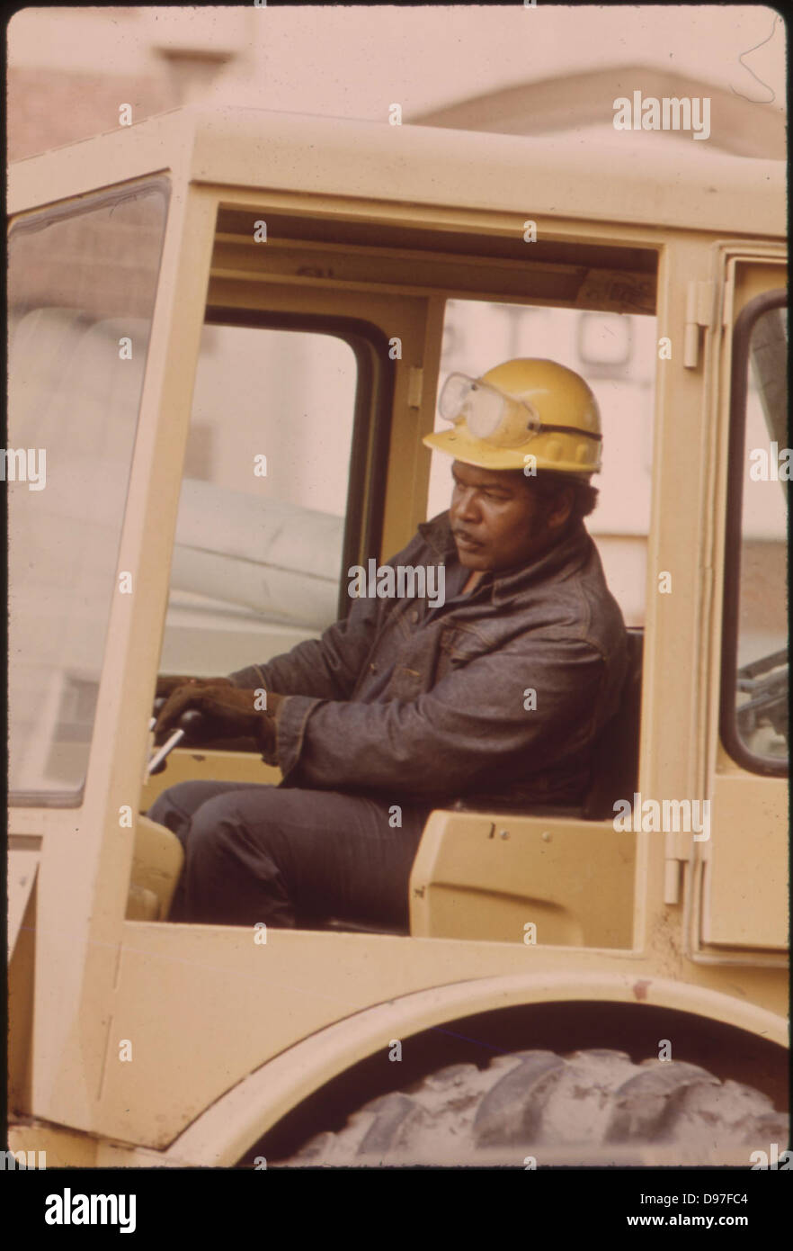 Black Street Worker In Chicago. From 1960 To 1970 The Percentage Of Chicago Blacks With An Income Of $7,000 Or More Jumped From Stock Photo