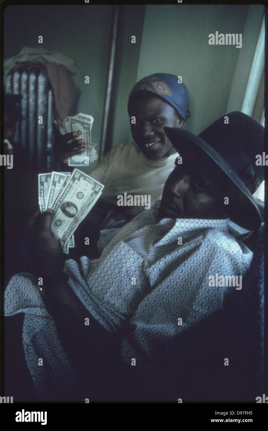Black Family Count Their Cash In Their Apartment In South Side Chicago, 06/1973 Stock Photo