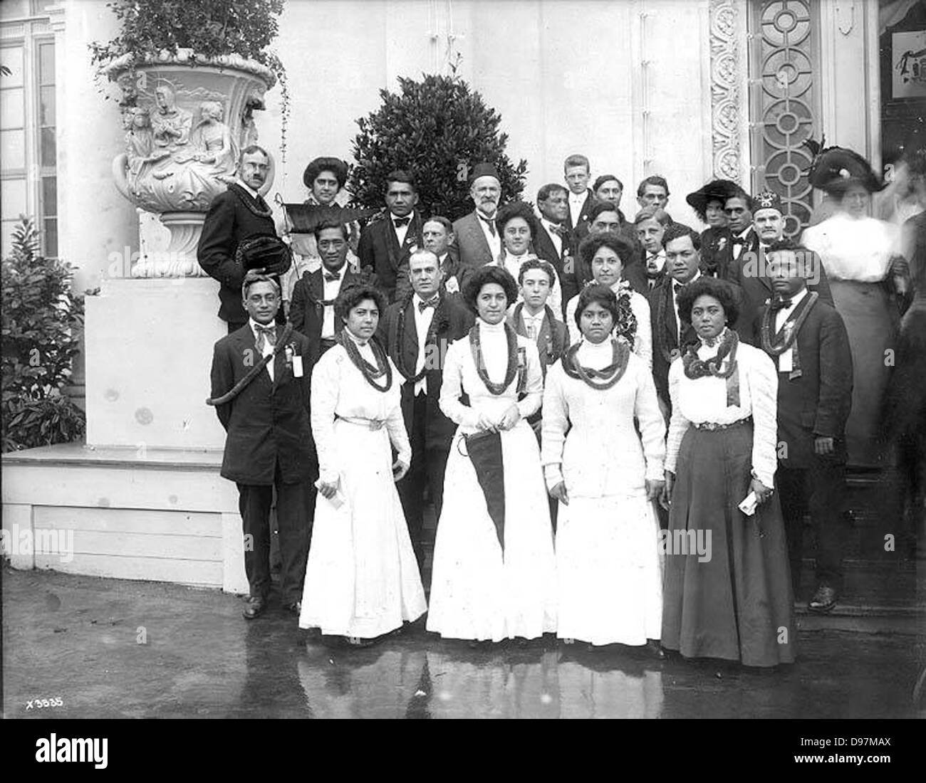 Hawaiian officials, hostesses, and musicians in front of the Hawaii Building Stock Photo