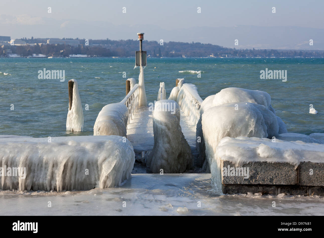 Very cold temperature give ice and freeze at the lake Leman border in