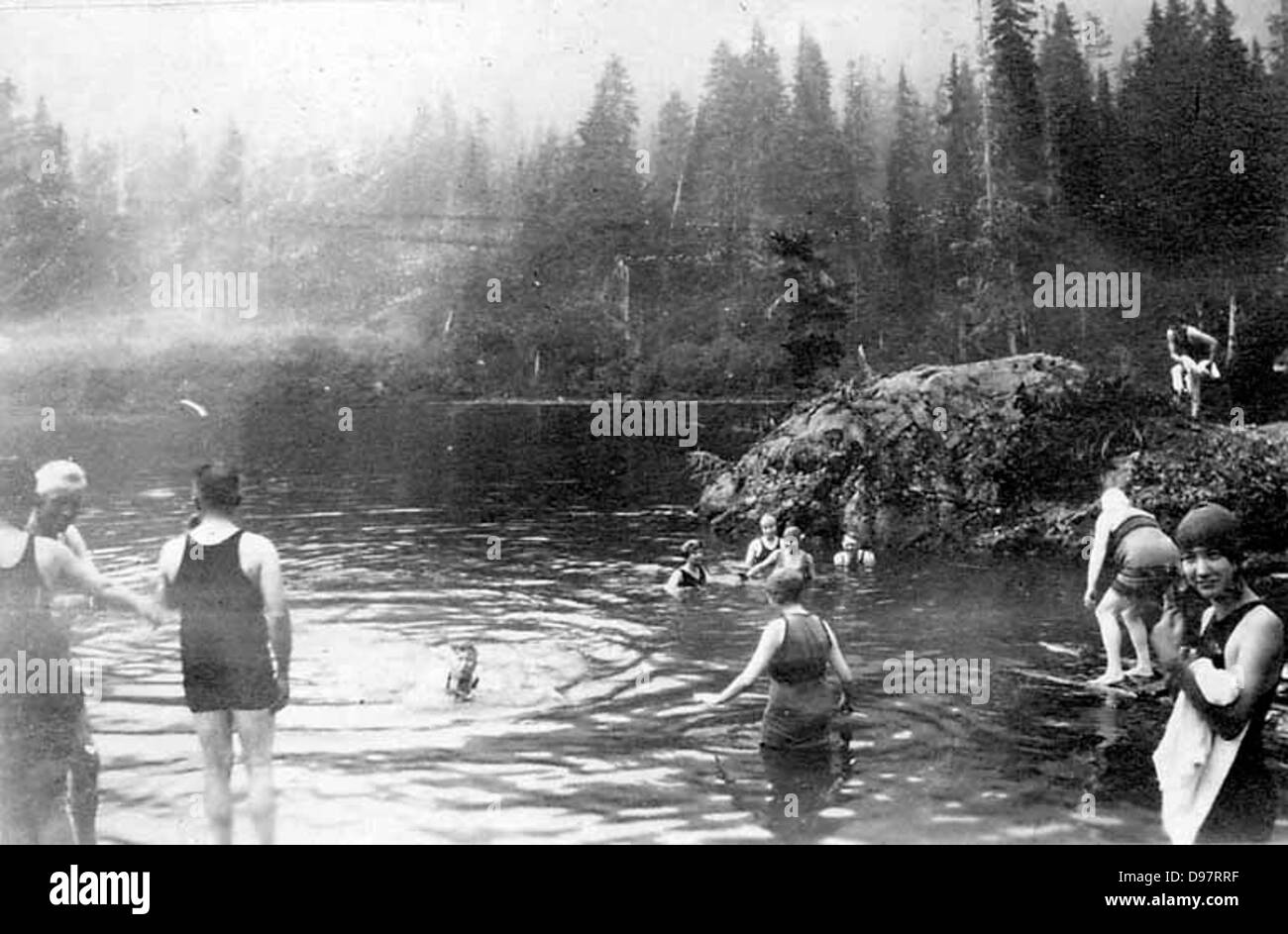 Women vintage bathing suits hi-res stock photography and images - Alamy