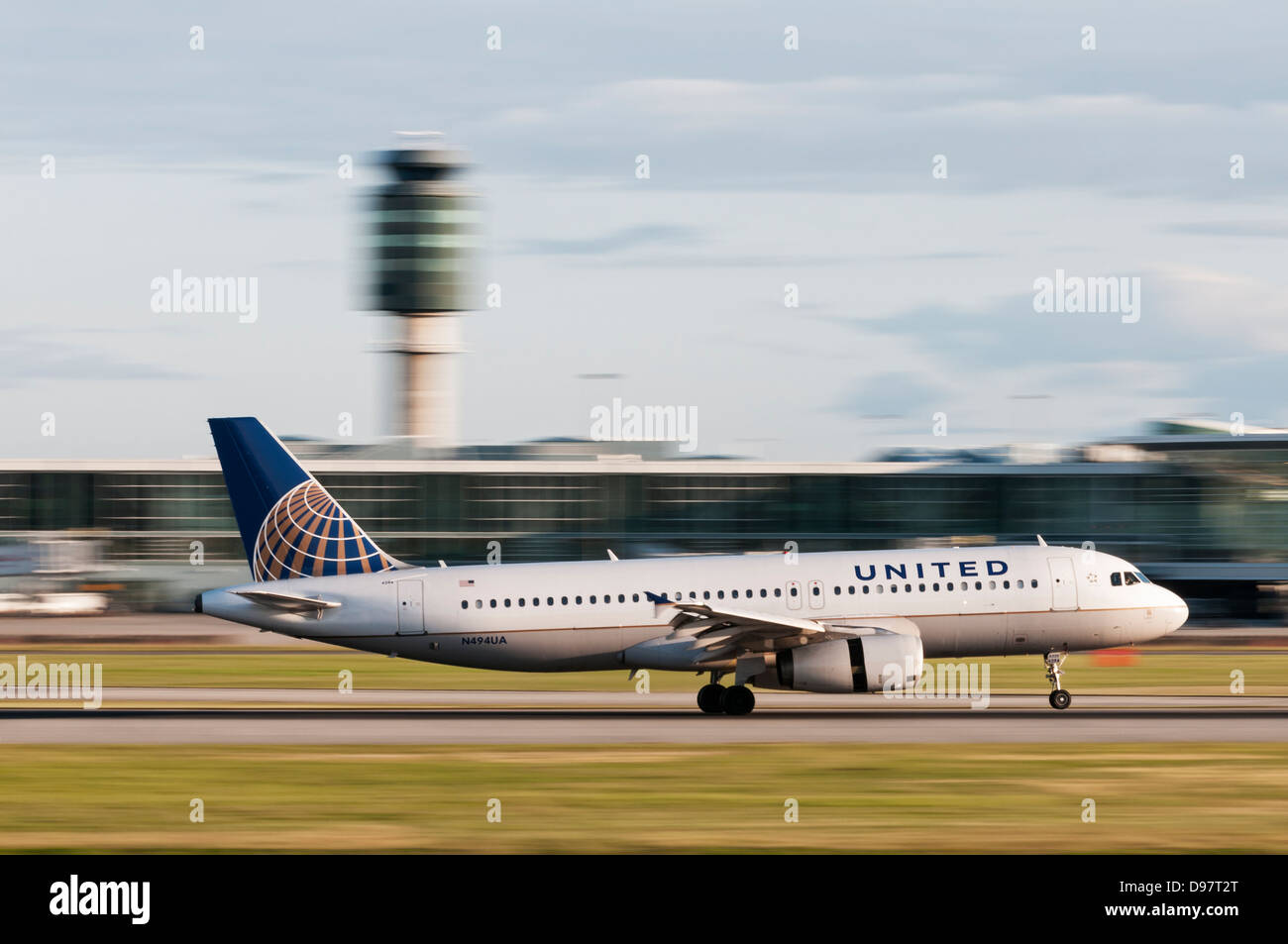 United Airlines Airbus A320 (N494UA) makes a landing at Vancouver International Airport. Stock Photo