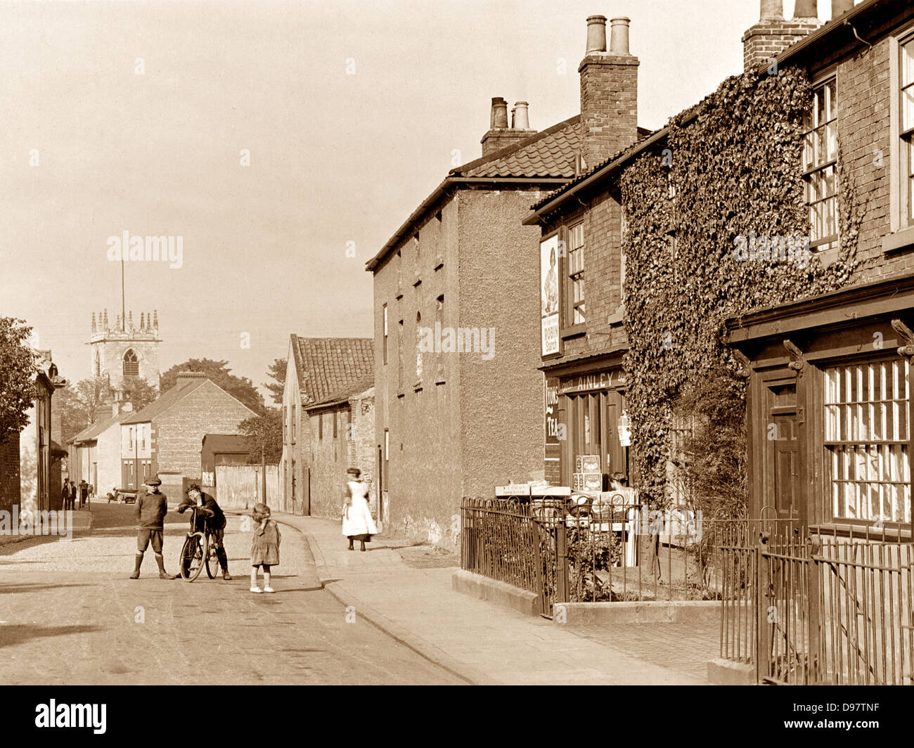 Street child england 1900s hi-res stock photography and images - Alamy