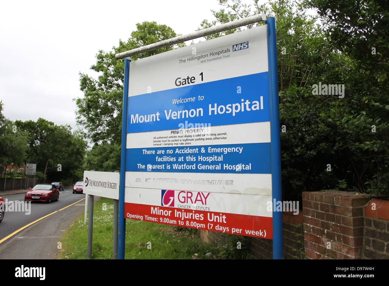 Mount Vernon Hospital entrance sign in Northwood Stock Photo Alamy
