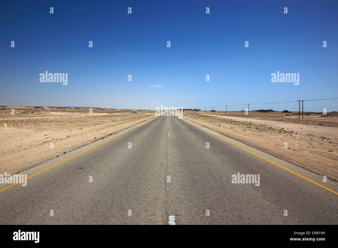 'Lonesome street for the ''empty quarter'', ar-Rub al-Khali, Oman <--->' 720202.jpg Stock Photo