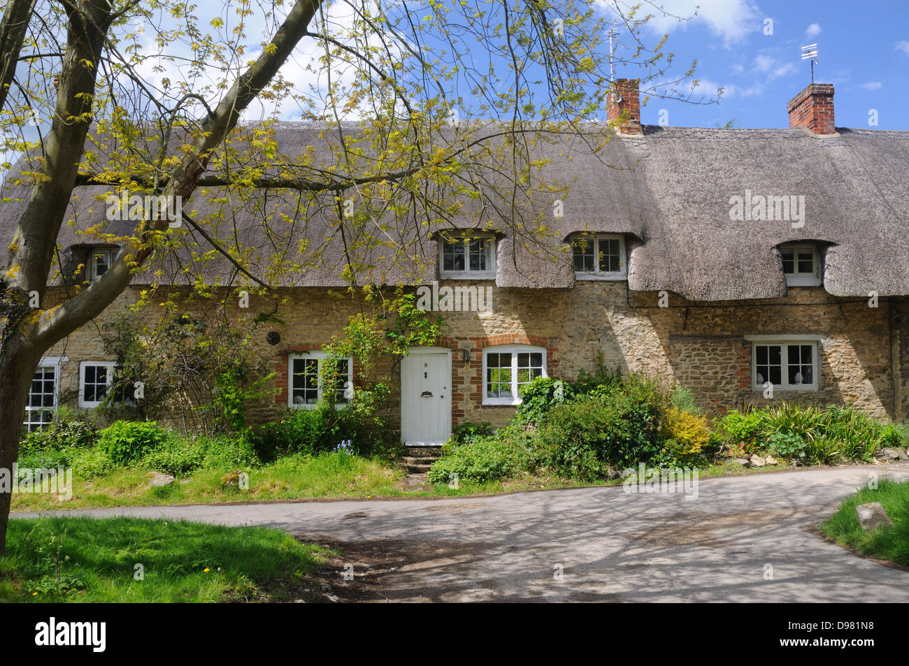 Early 18th c. thatched cottages on Mill Lane in Great Haseley