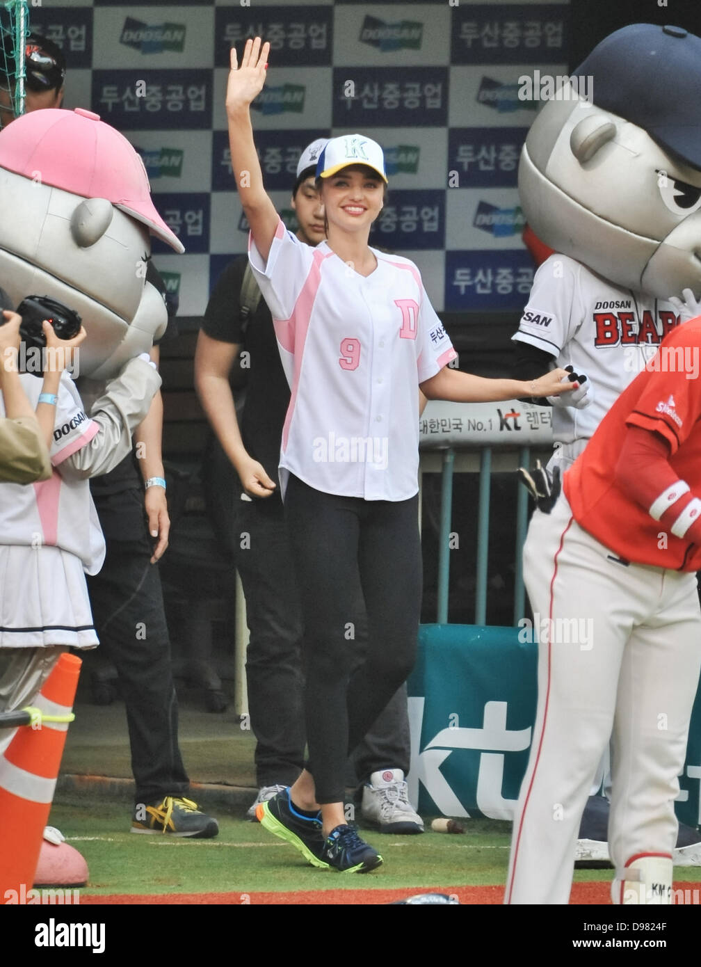 Seoul, South Korea. June 13, 2013.  Model Miranda Kerr waves to fans during the game of Dusan Bears against SK Wyverns at the Jamsil Baseball Stadium in Seoul, South Korea, on June 13, 2013. Credit:  Aflo Co. Ltd./Alamy Live News Stock Photo