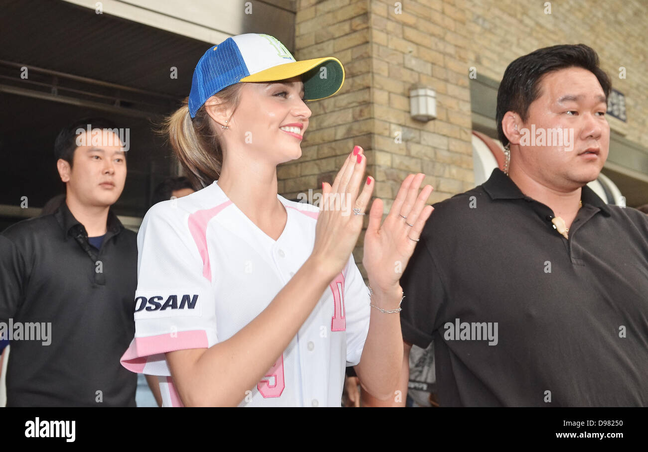 Seoul, South Korea. June 13, 2013.  Model Miranda Kerr leaves at the Jamsil Baseball Stadium in Seoul, South Korea, on June 13, 2013. Credit:  Aflo Co. Ltd./Alamy Live News Stock Photo