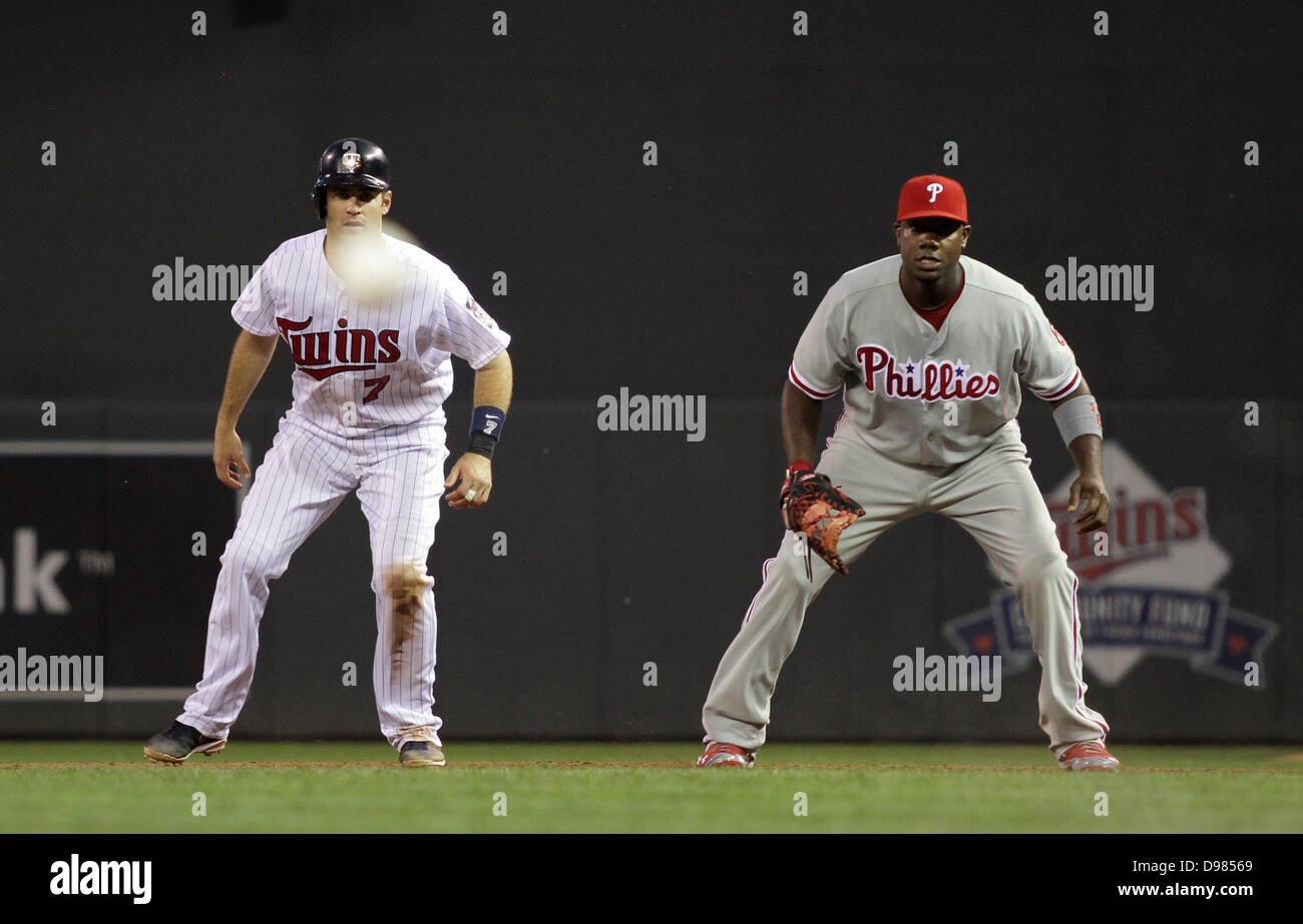 Minneapolis, MN, USA. 13th June, 2013. June 13, 2013: Minnesota Twins catcher Joe Mauer (7) and Philadelphia Phillies first baseman Ryan Howard (6) watch the pitch home during the Major League Baseball game between the Minnesota Twins and the Philadelphia Phillies at Target Field in Minneapolis, Minn. Philadelphia defeated Minnesota 3 - 2. Credit: csm/Alamy Live News Stock Photo