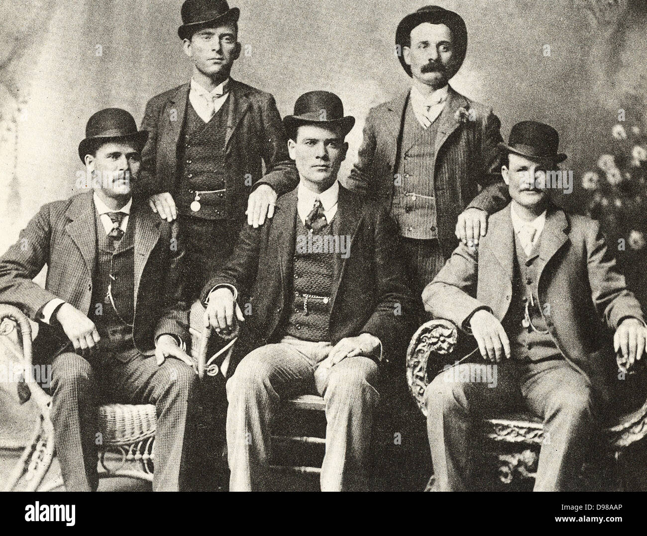 The Wild Bunch, 1901, gang of American outlaws, bank and train robbers, led by Butch Cassidy, seated right. Cassidy, born Robert LeRoy Parker (1866-1908): Standing left, William Carver (1866-1901): Standing right, Harvey Logan alias Kid Curry (1867-1904) cowboy and gunman: Seated left, Harry Alonzo Longbugh or Longbaugh (1867-1908) alias The Sundance Kid: Seated centre, Ben Kilpatrick (1874-1912). Stock Photo