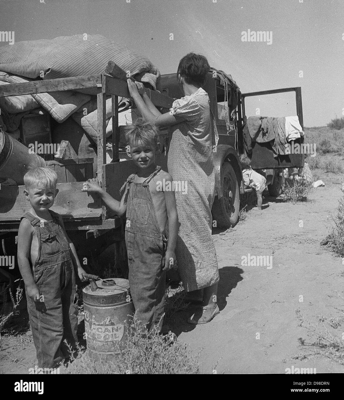 America in the Great Depression, 1936. Destitute family of nine, about to to sell their trailer and their belongings to raise cash to buy food. Stock Photo