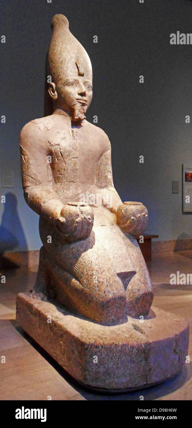 Kneeling statue of hatshepsut hires stock photography and images Alamy