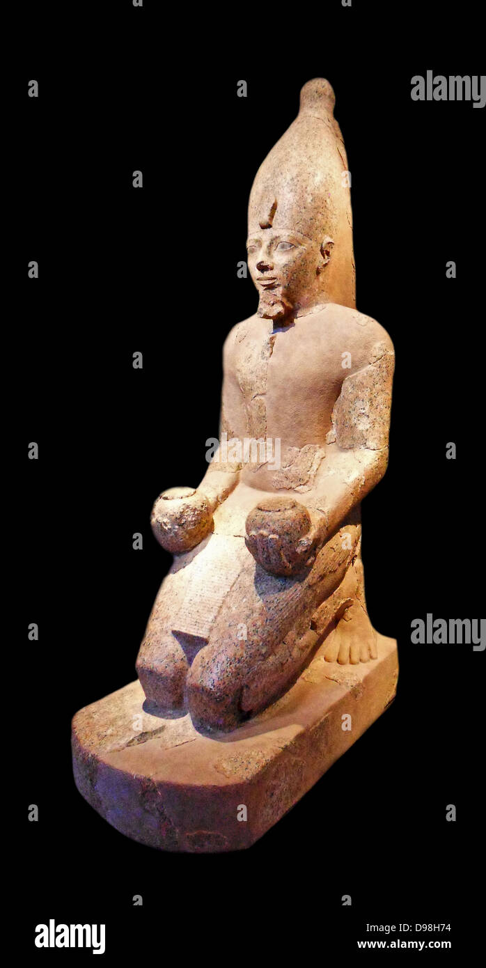 Kneeling statue of Queen Hatshepsut. 18th Dynasty, Egyptian Pharaoh