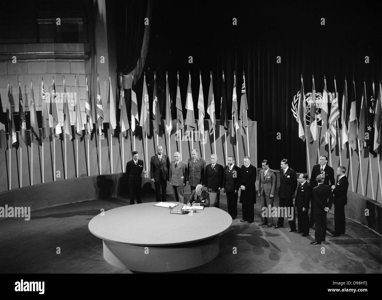 The San Francisco Conference: Netherlands Signs United Nations Charter June 1945. Alexander Loudon, Ambassador of the Netherlands to the United States and Vice-Chairman of the delegation, signing the UN Charter at a ceremony held at the Veterans' War Memorial Building on 26 June 1945. Stock Photo