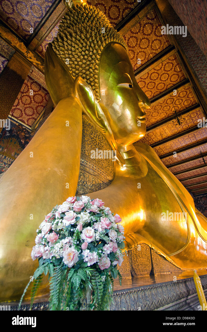 Wat Pho, temple of the reclining buddha Stock Photo - Alamy