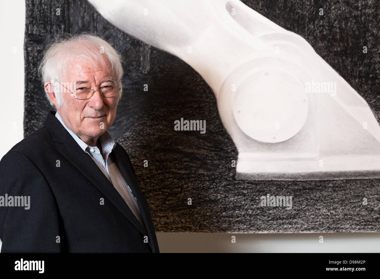 13 June 2013. Paris, France. Nobel laureate and poet, Seamus Heaney, with artwork by Irish artist, Vivienne Roche, at the Irish Cultural Centre (Centre Culturel Irlandais), for the event: Special Evening with Seamus Heaney, held in conjunction with the Marché de la Poésie. Also in attendance were the Irish Minister for Arts, Heritage and the Gaeltacht, Jimmy Deenihan, the Irish to France, Paul Kavanagh and Irish Cultural Centre Director, Sheila Pratschke. Guests met in the Centre gallery, which is currently honouring the work of Irish engineer Peter Rice. Credit:  Christine Gates/Alamy Live Ne Stock Photo