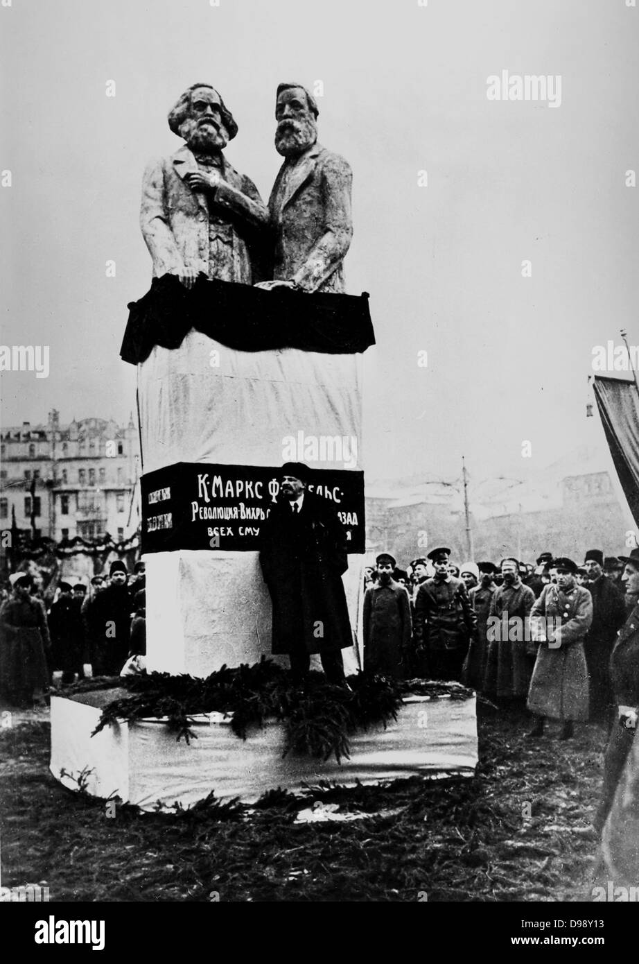 Vladimir Lenin inaugurates a statue of Marx and Engels Moscow 1918 Stock Photo