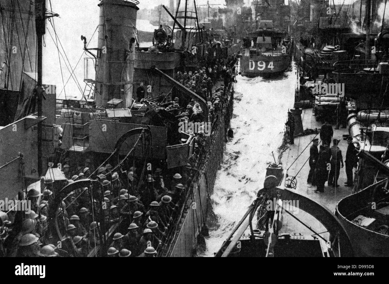 Operation Dynamo, the evacuation of British and Allied troops from Dunkirk 27 May to 3 June 1940. Members of the British Expeditionary Force on a Royal Navy vessel docking back in Britain Stock Photo