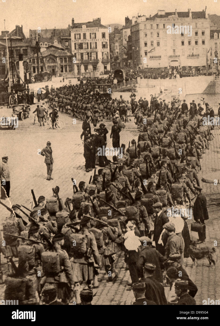 British Expeditionary Force: Soldiers of a  British Highland (Scottish) regiment in traditional uniform kilts and wearing the Glengarry (bonnet), marching through Boulogne, France, 1914. Stock Photo