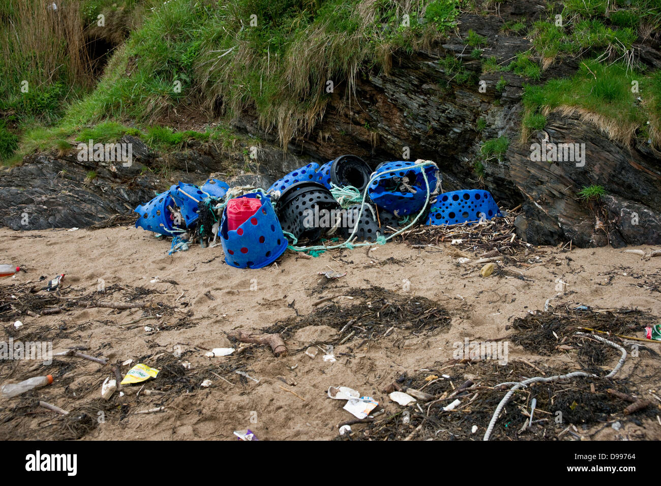 Litter and rubbish washed up on the beach Stock Photo - Alamy