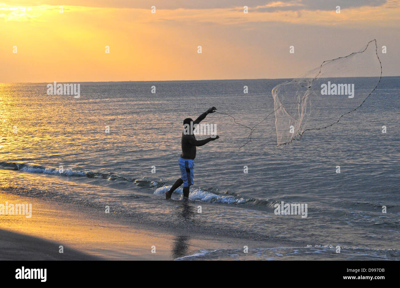 Fishing net ocean throwing hi-res stock photography and images