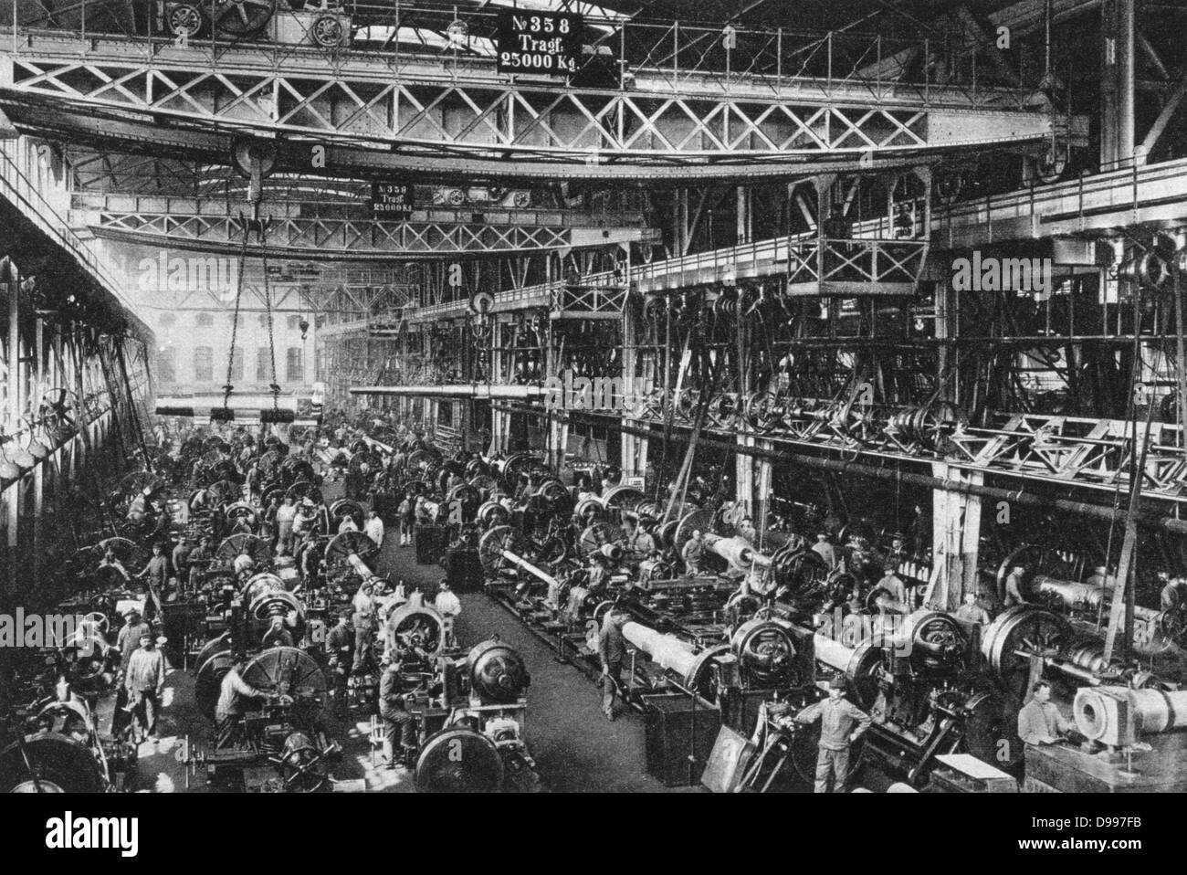 World War I 1914-1918:  Cannon workshop, Krupp works, Essen, Ruhr, Germany, 1917.  Machine shop with overhead cranes and power transmission by belt and shafting. Factory, Tools, Armaments, Weapon, Gun Stock Photo