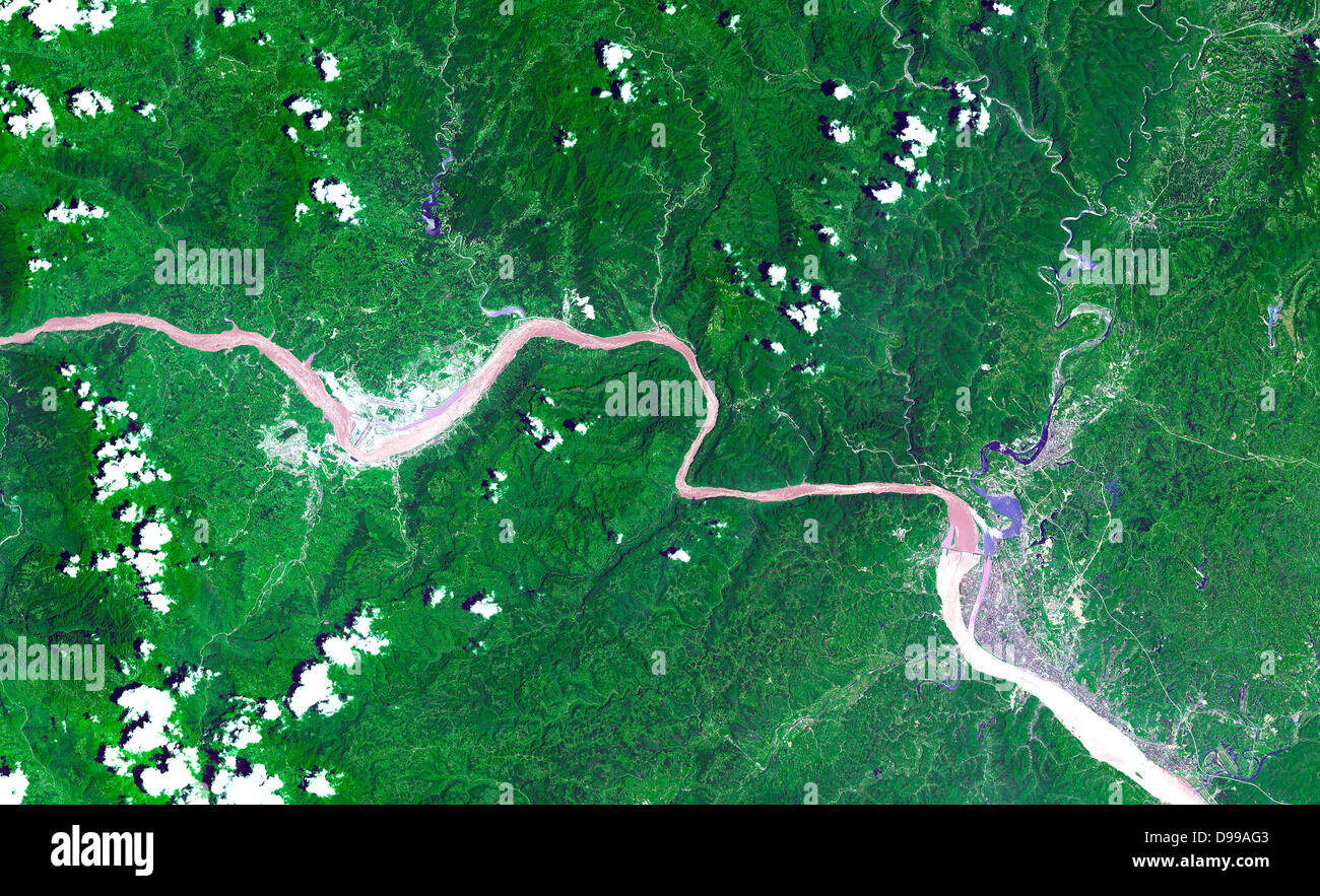60 km stretch of the Yangtze River in China, including the Xiling Gorge. July 20, 2000. Satellite image. Stock Photo