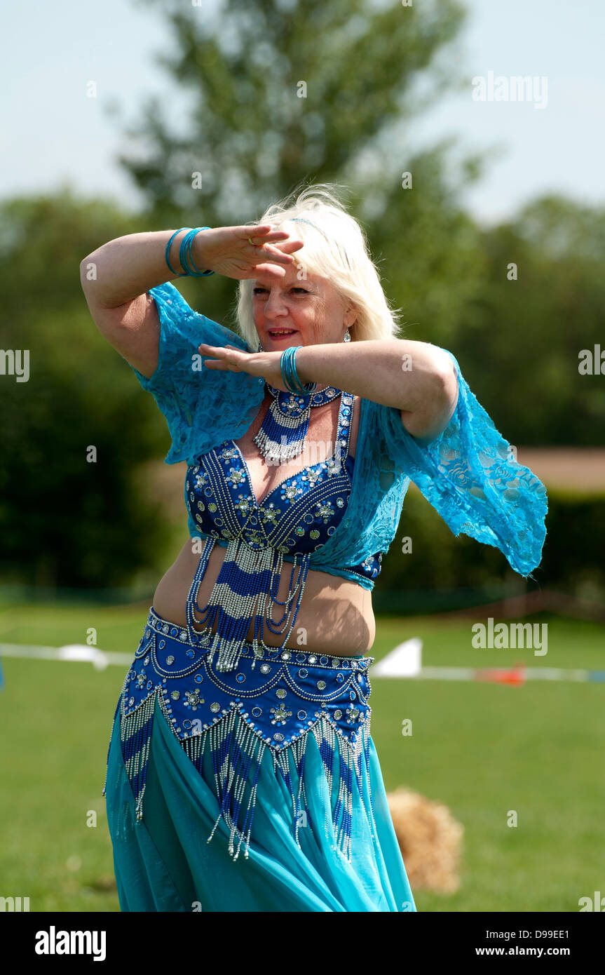 Woman belly dancing hires stock photography and images Alamy