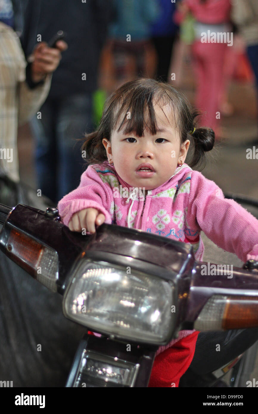 Hanoi vietnam girl hi-res stock photography and images - Alamy