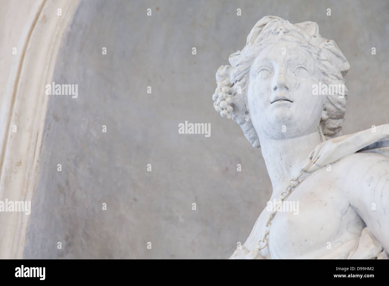 Beautiful woman statue italy hi-res stock photography and images - Alamy