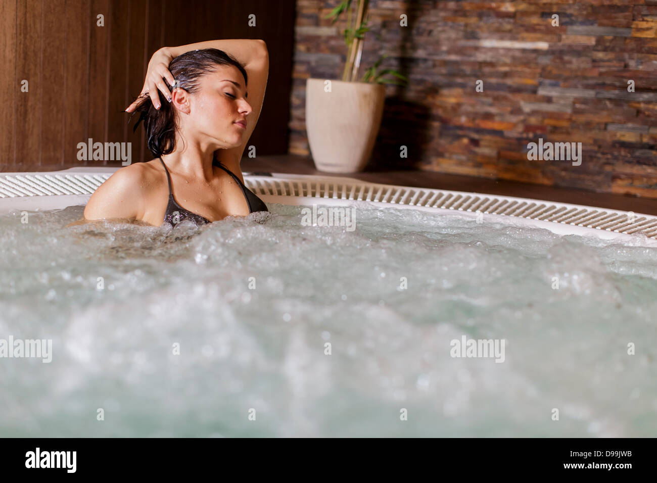 Спа ванна. Красивая женщина в ванной. Девушка в ванне с вином. Девочка моется. Девушка купается в ванной.