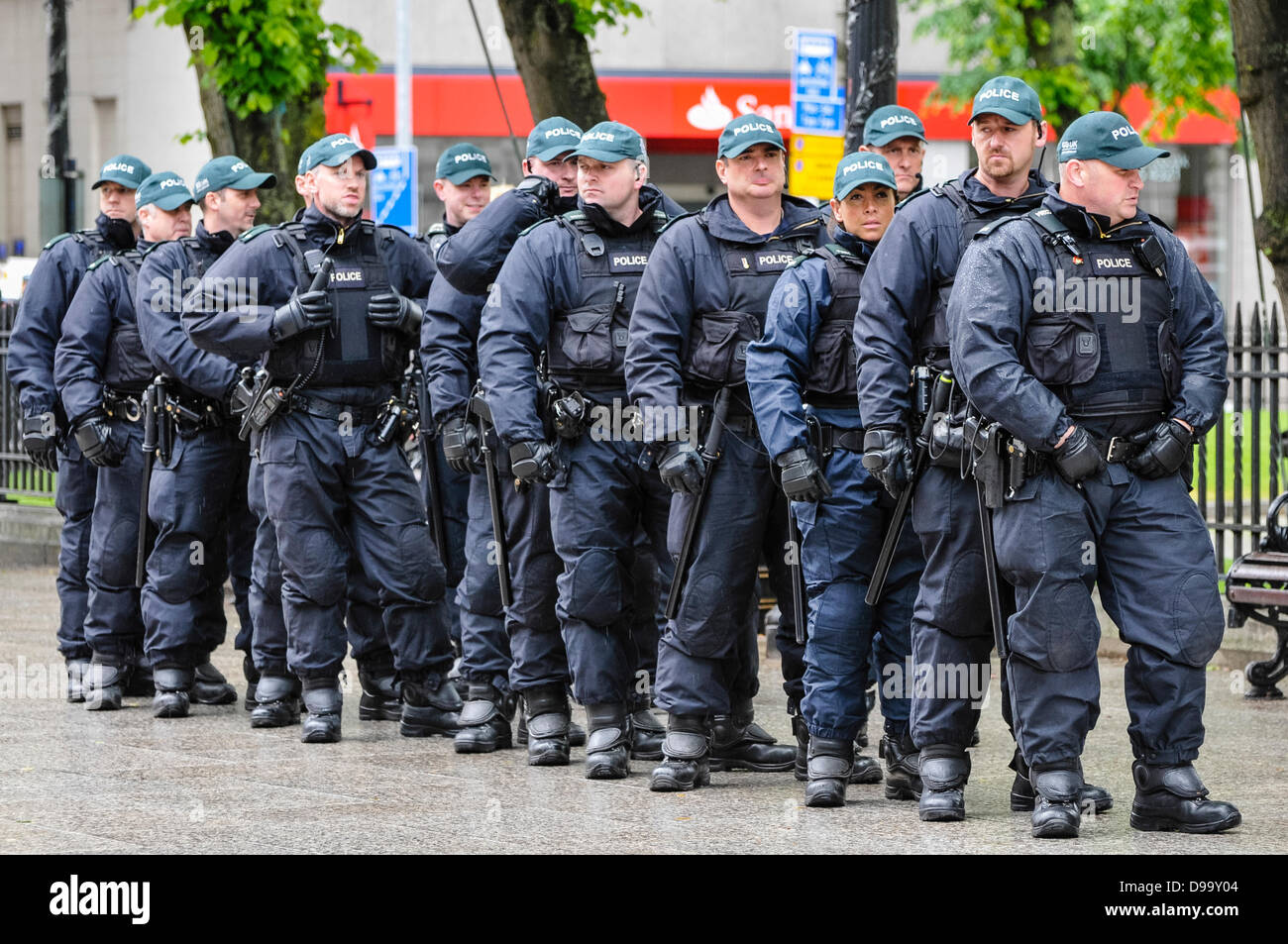 Belfast, Northern Ireland, 15th june 2013.  A team of PSNI police officers prepare to move in to deal with a potential public order incident. Credit:  Stephen Barnes/Alamy Live News Stock Photo