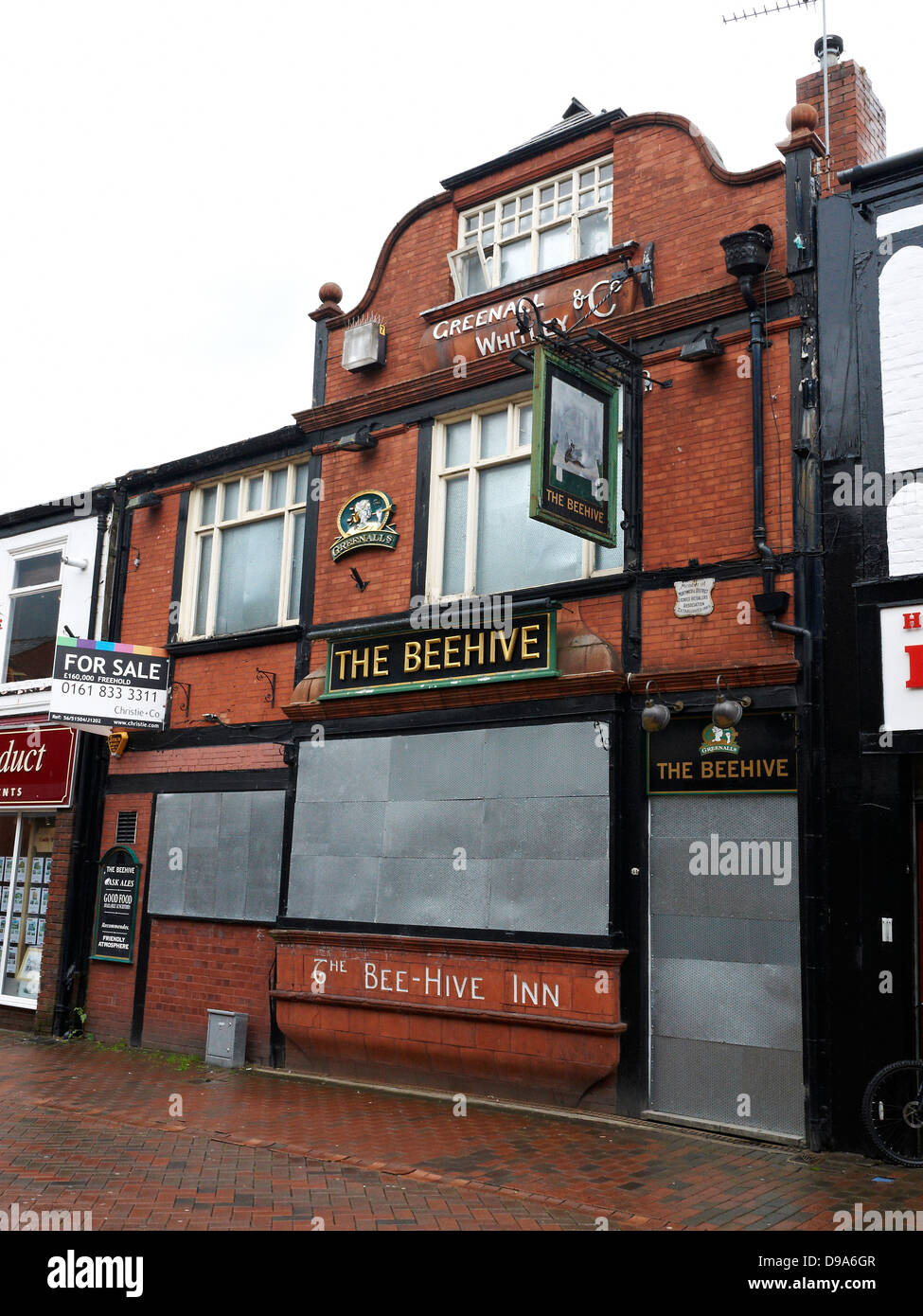 Closed down, boarded up and for sale Beehive Inn pub in Northwich Cheshire UK Stock Photo