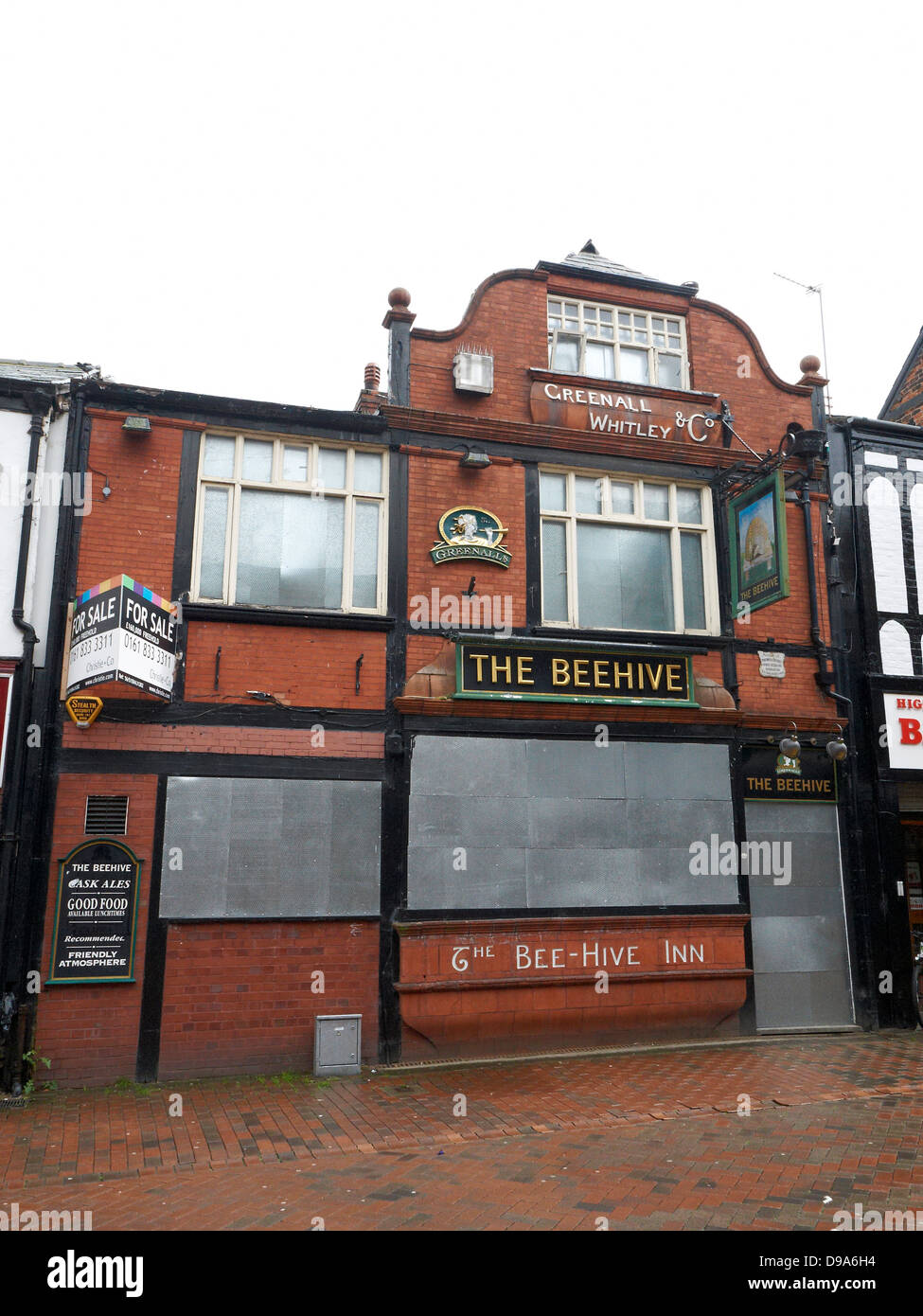 Closed down, boarded up and for sale Beehive Inn pub in Northwich Cheshire UK Stock Photo
