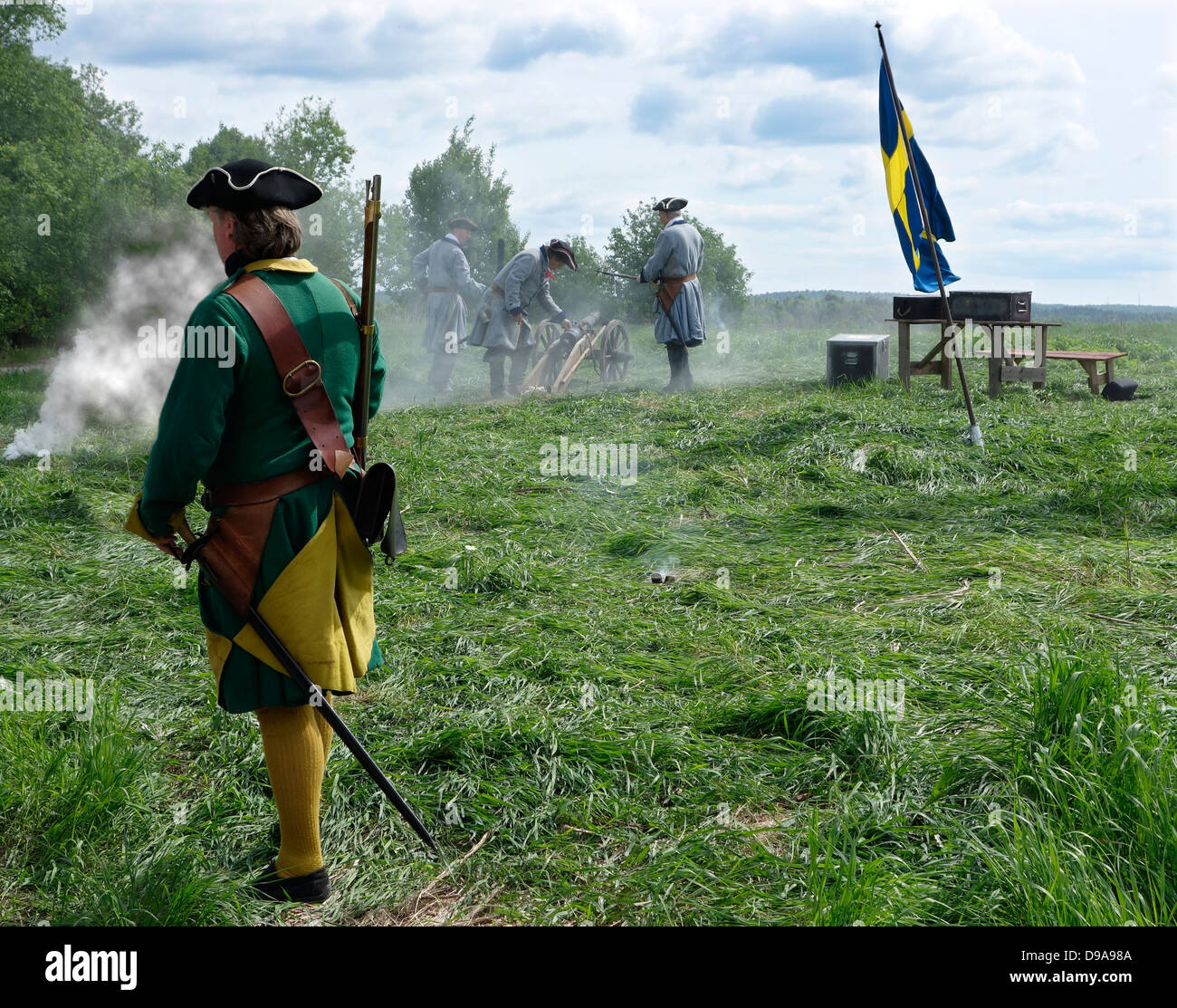 Swedish (Karoliner) Carolean soldiers (from ca 1660 to ca 1720) The dragoon of Bohuslän and artillery in background. Stock Photo