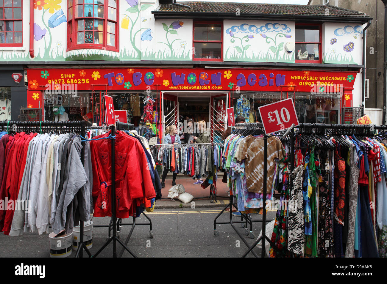 Second hand clothes shop hi-res stock photography and images - Alamy