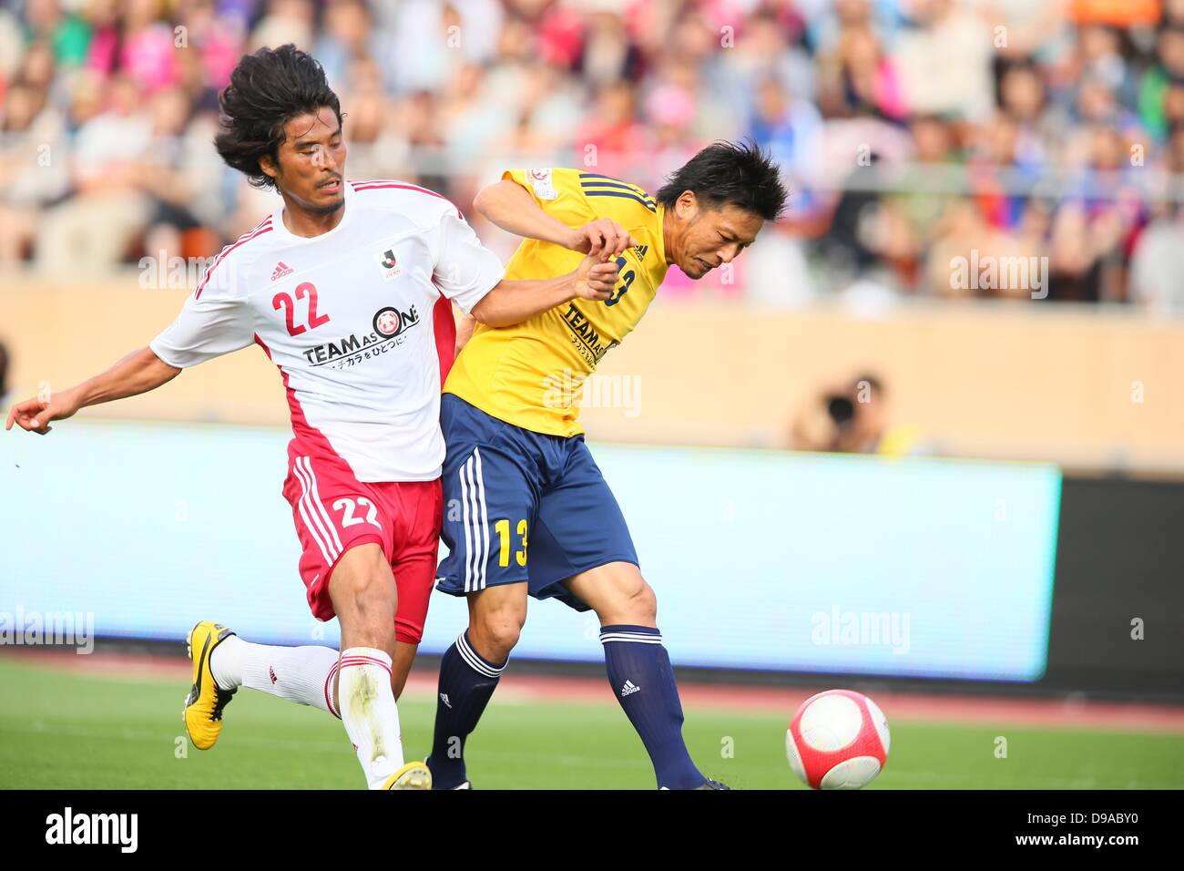 (LR) Yuji Nakazawa (J.League), Atsushi Yanagisawa (TEAM AS ONE), JUNE