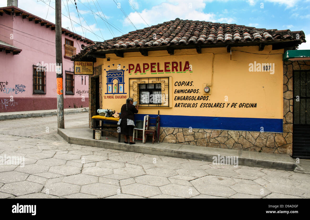 Mexican street vendor sets up Stock Photo - Alamy