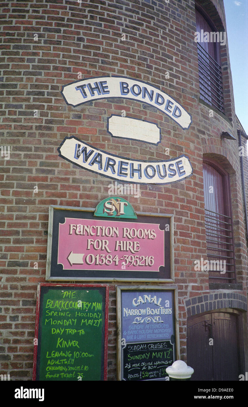 The Bonded Warehouse, Stourbridge Canal, Stourbridge, West Midlands, UK Stock Photo