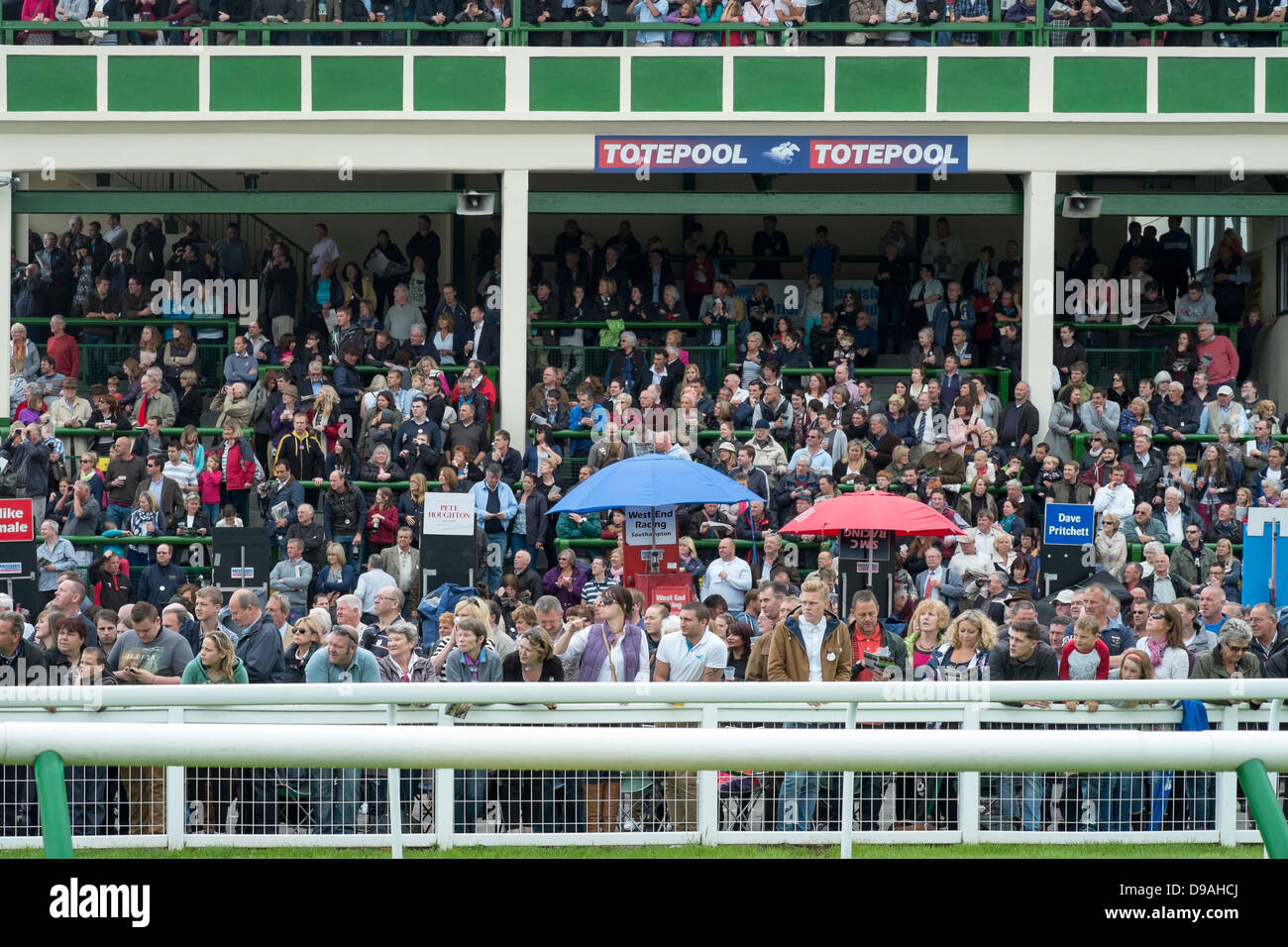 Crowds in stands hi-res stock photography and images - Alamy